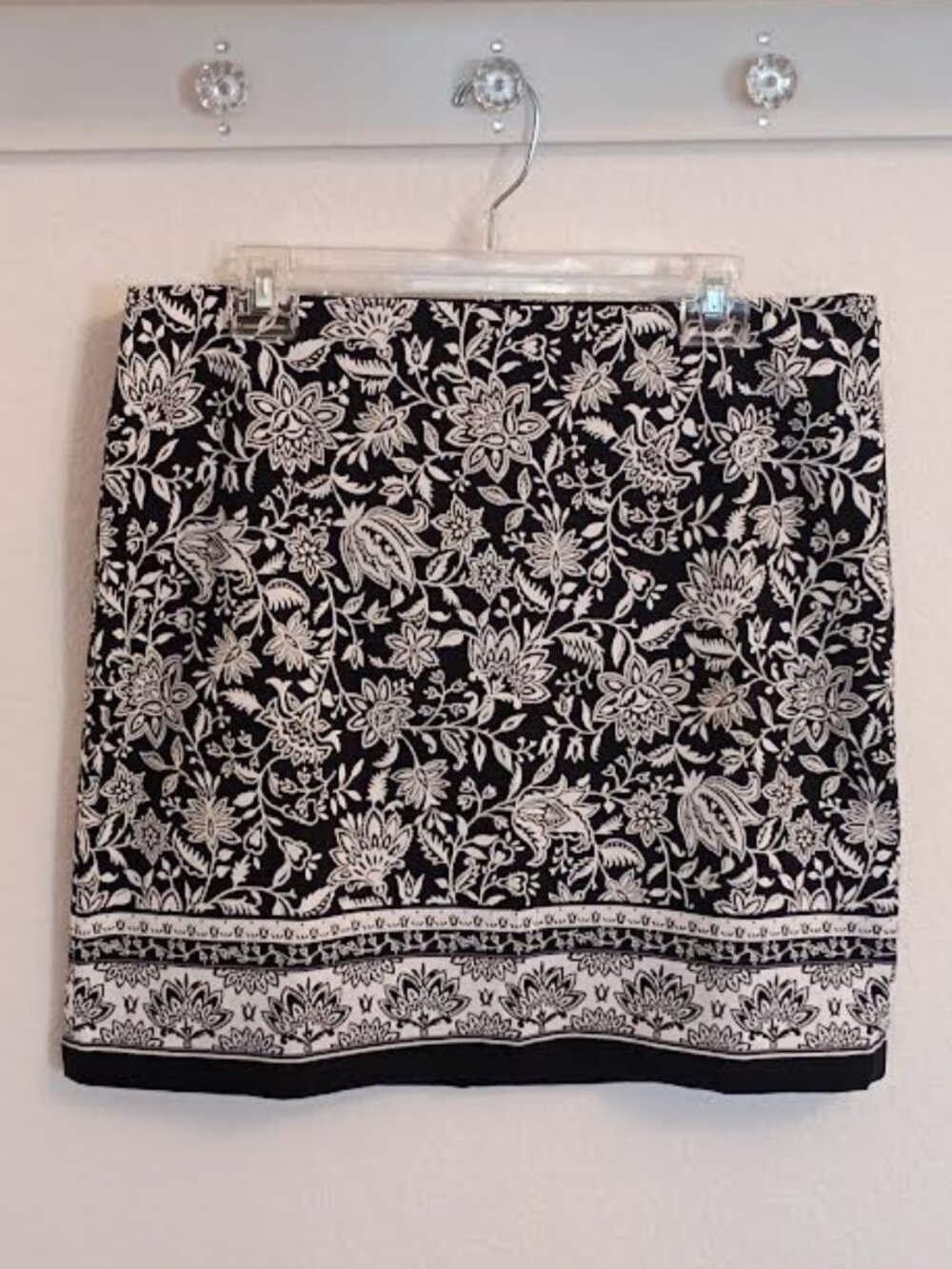 TALBOTS WOMEN'S SKIRT BLACK WHITE FLORAL LINED COTTON SPANDEX SIDE ZIP SIZE 12P